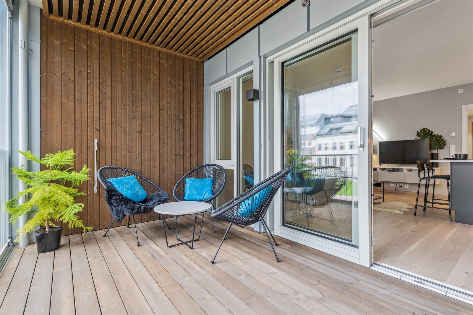 Utgang fra stuen til innglasset balkong. Galleribilde