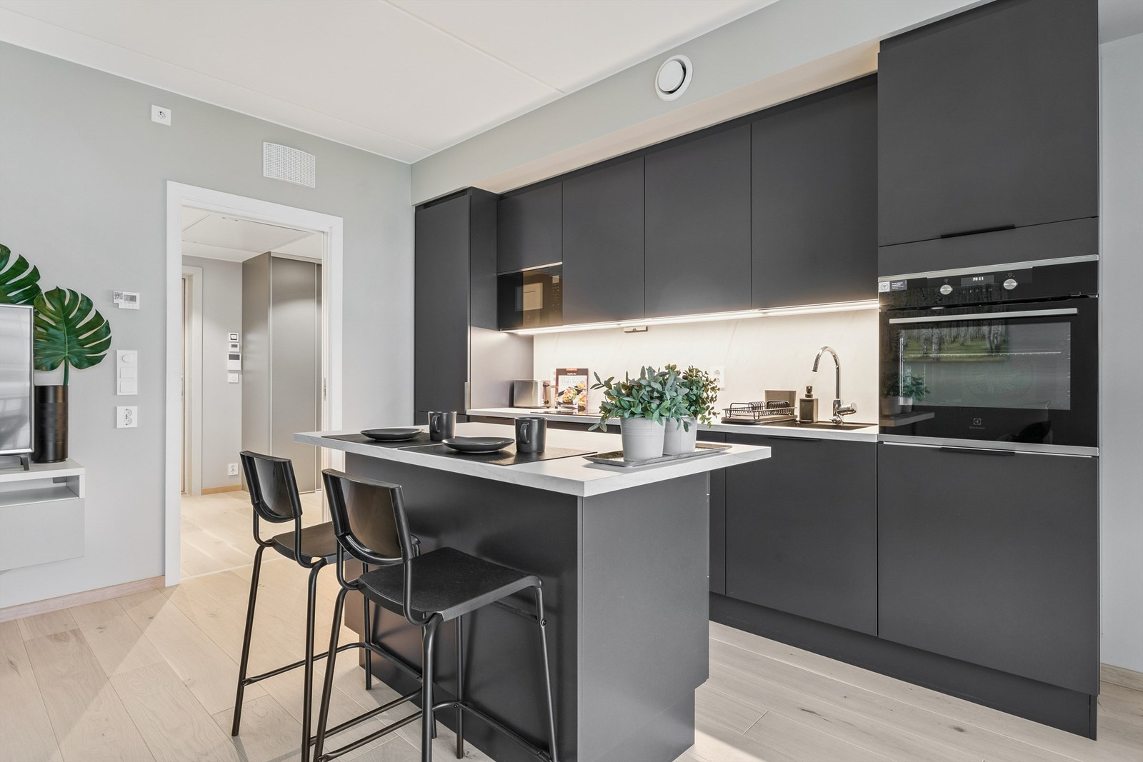 Kjøkkenet er utstyrt med integrert stekeovn i ergonomisk riktig arbeidshøyde. Galleribilde