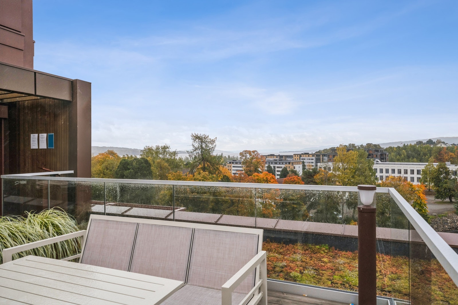 Fra takterrassen er det en åpen og fin utsikt over nærområdet. Galleribilde