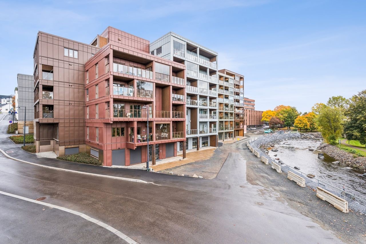 Eiendommen har en sentral beliggenhet i Gjøvik sentrum, med gangavstand til alle servicetilbud. Galleribilde