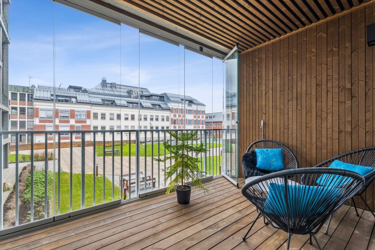 Den innglassede balkongen på 9 m² fungerer som en forlengelse av stuen store deler av året. Galleribilde