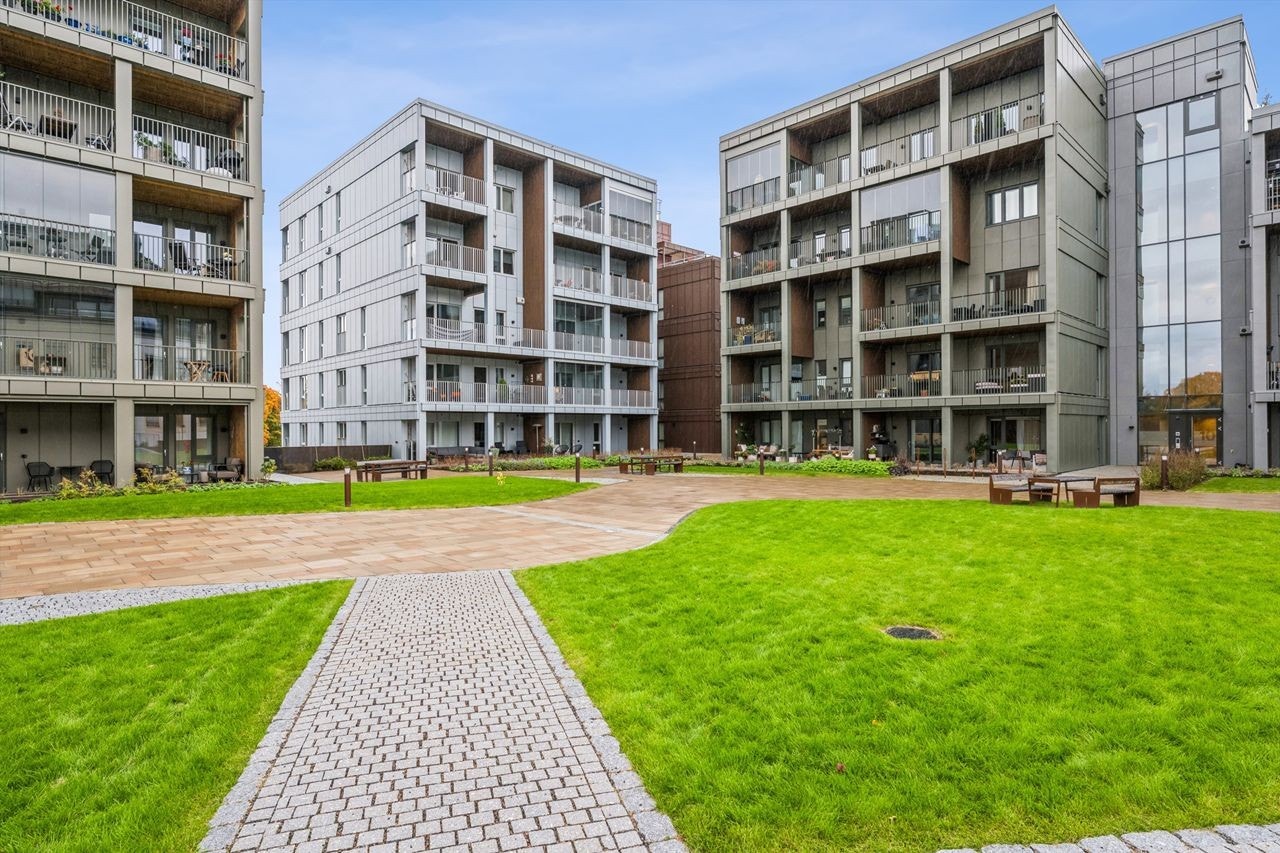 Fellesområdene er pent opparbeidet med plen, beplantning og hyggelige sittegrupper. Galleribilde