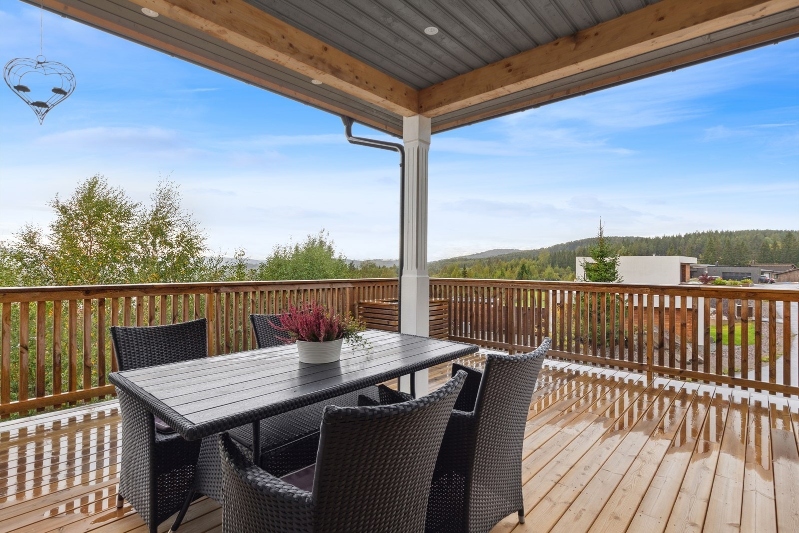 Deler av verandaen er overbygget. Galleribilde