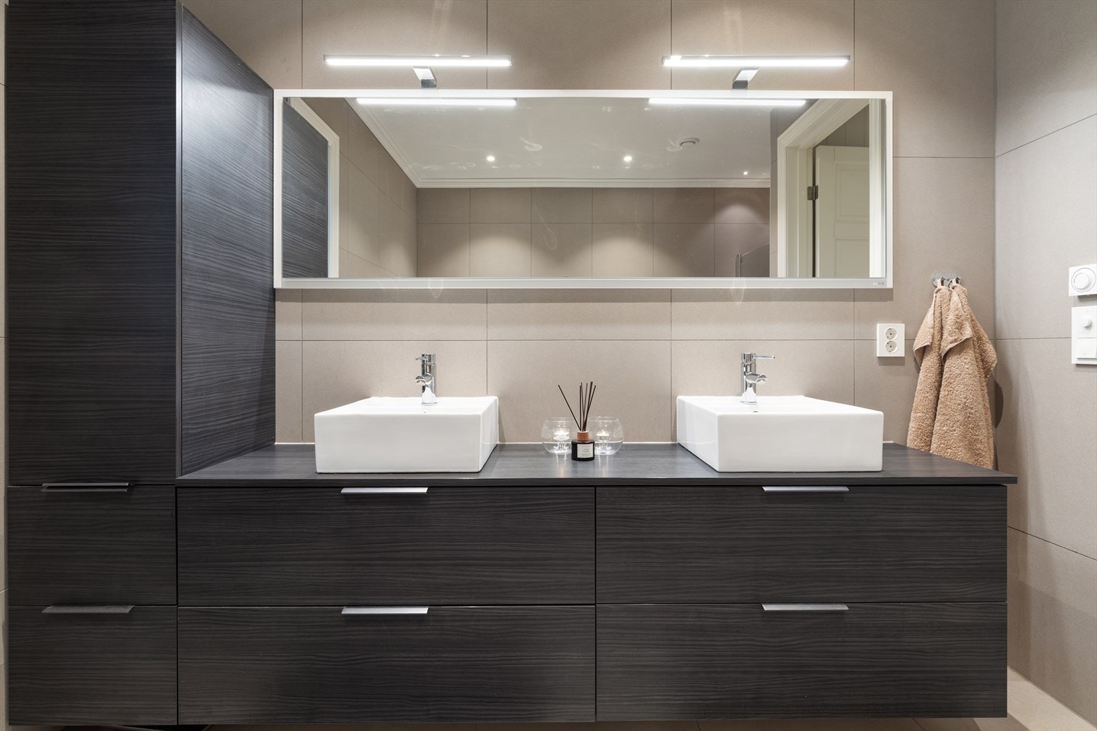 To servanter er både praktisk og gir et eksklusivt. Galleribilde