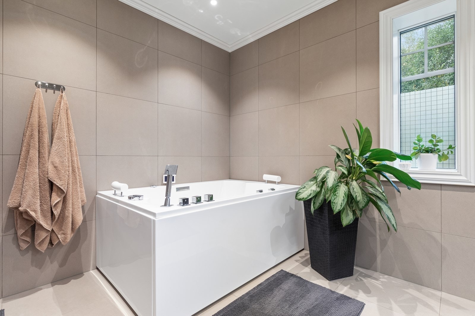 Det er badekar både i 1. etasje og underetasjen. Galleribilde