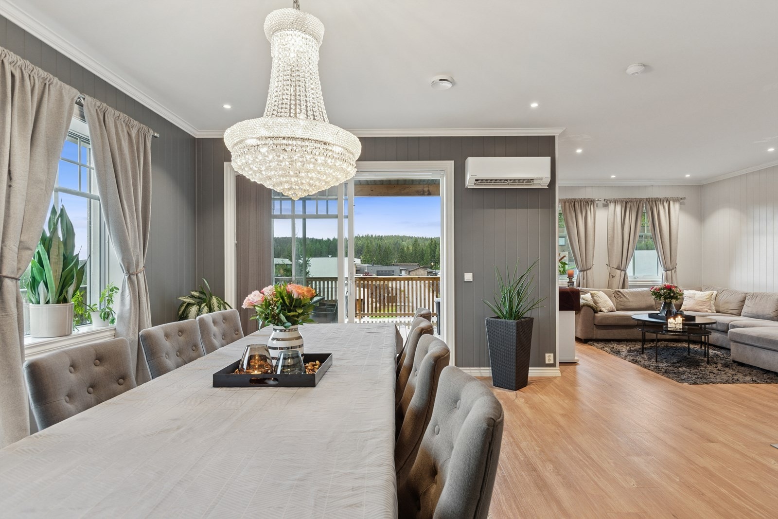 Meget romslig spisestue hvor det er plass til et langbord. Galleribilde