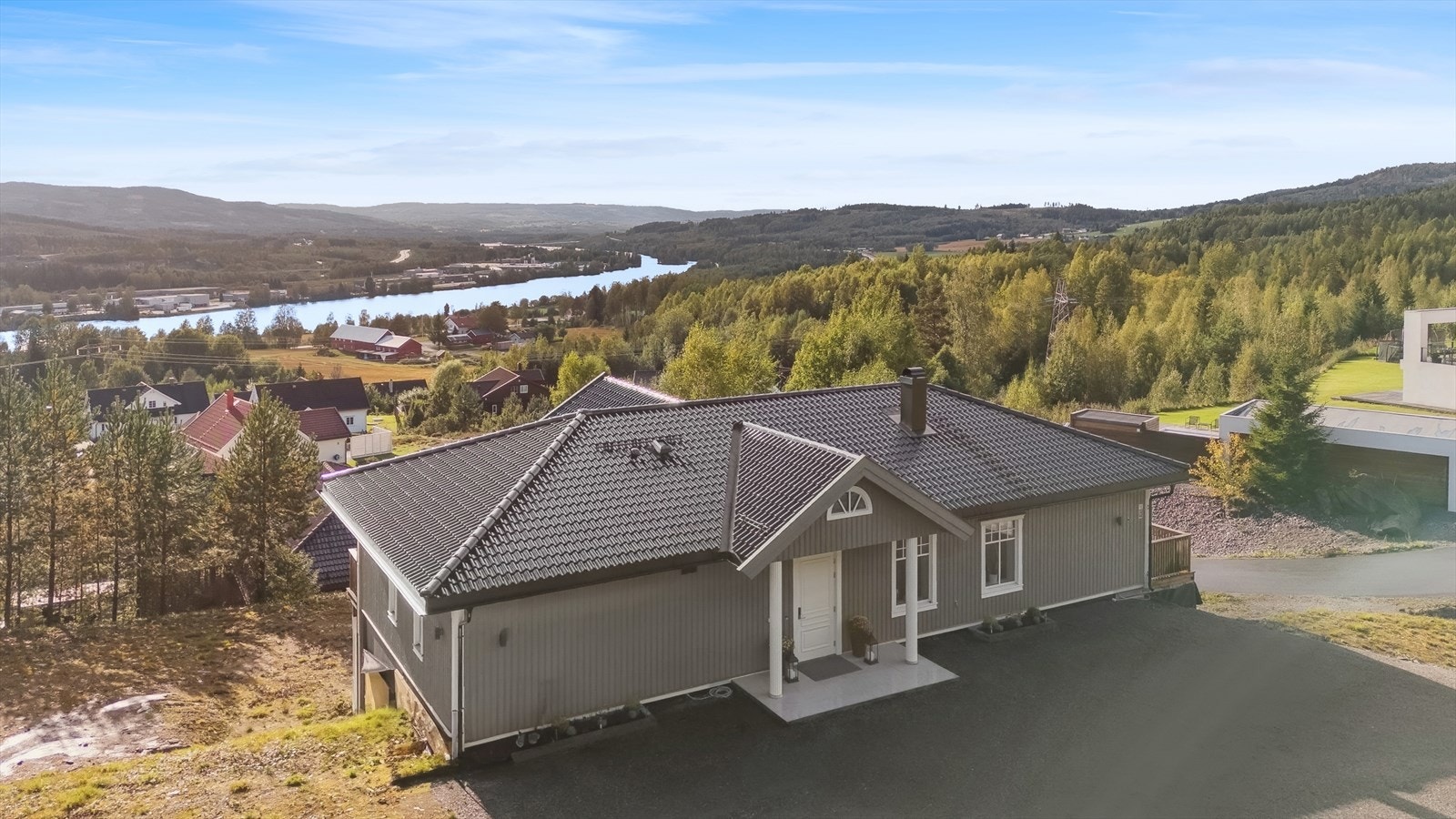 Fra eiendommen det nydelig utsikt utover det omkringliggende landskapet. Galleribilde