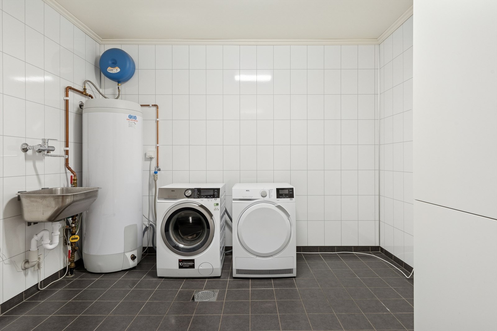 Eget separat vaskerom i underetasjen, som også fungerer som teknisk rom. Galleribilde