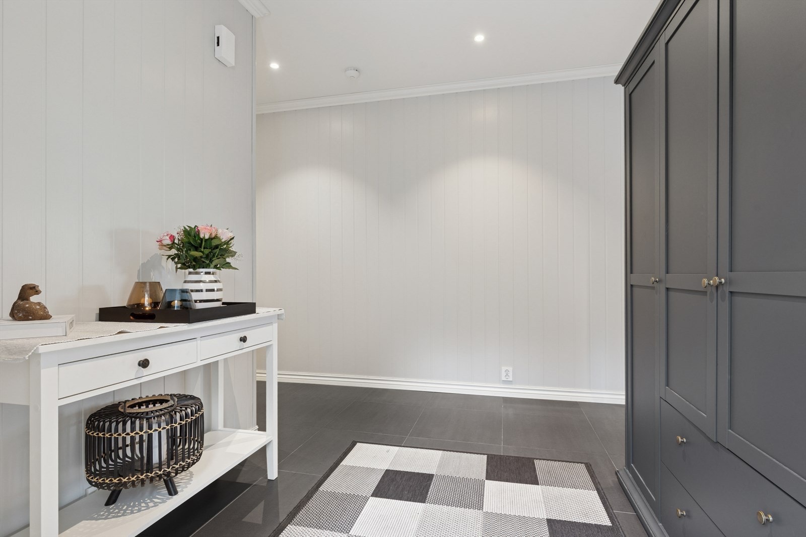 Entré med stor garderobemøblement. Galleribilde