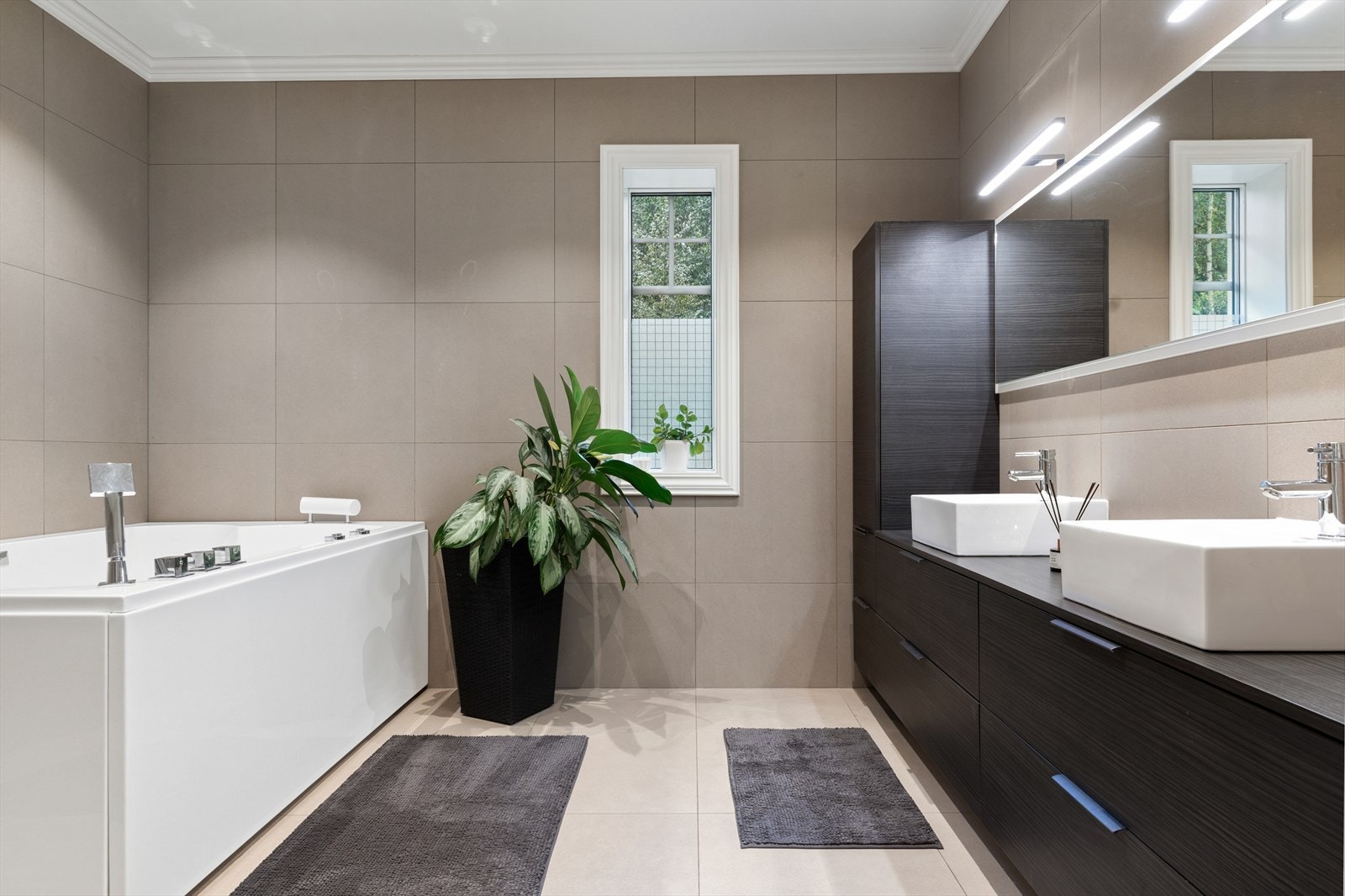 Badet i 1. etasje har lekre 60x60 fliser på vegg og gulv. Galleribilde