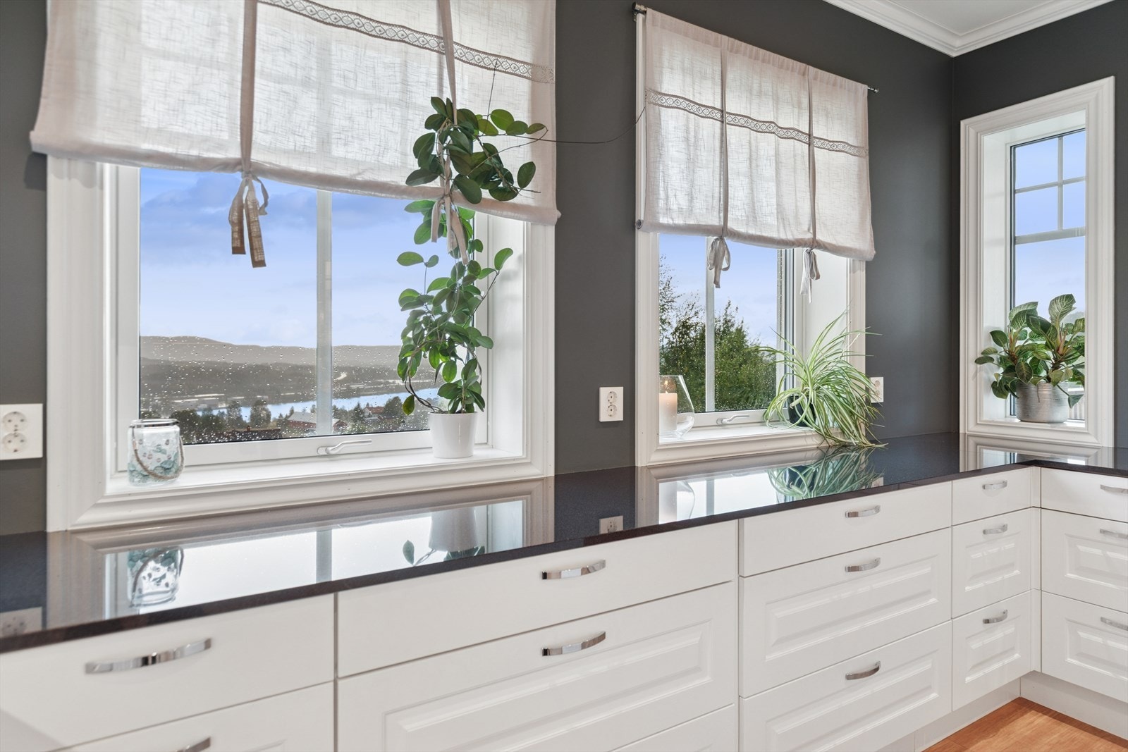 Store vinduer hvor man kan nyte utsikten mens man lager mat. Galleribilde