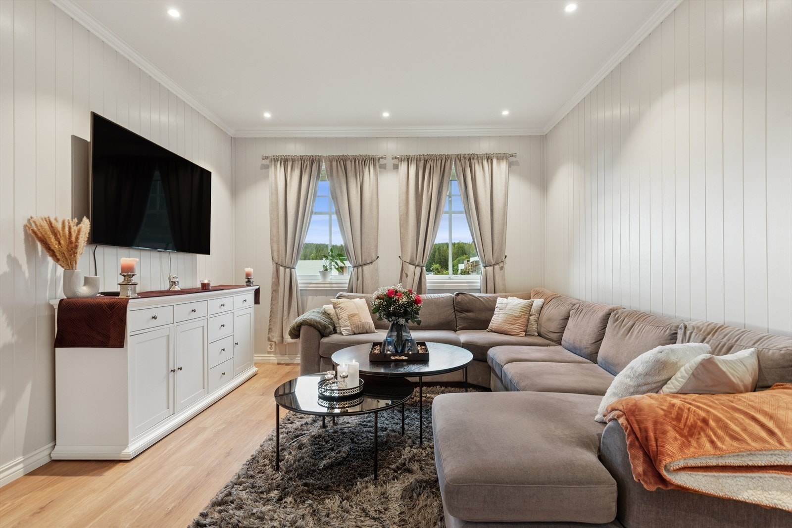 Det er 2,7 meter takhøyde i hele 1. etasje. Galleribilde