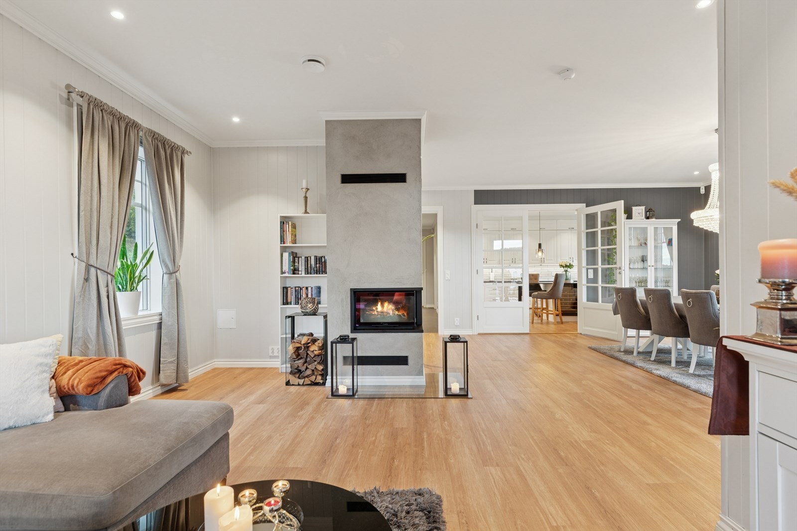 Det er utstrakt bruk av downlights i hele boligen. Galleribilde