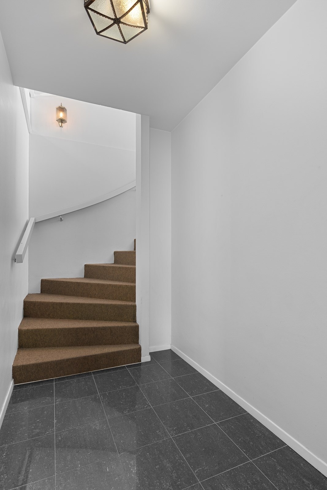 Entré i 8. etasje med nisje for klesoppheng og skoskap Galleribilde