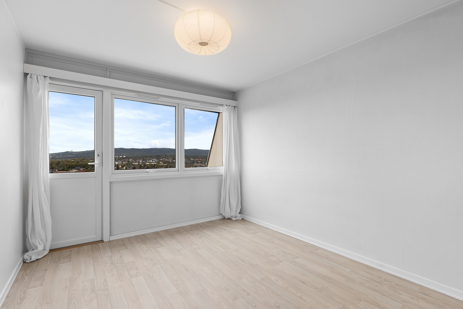 Hovedsoverommet er romslig med plass til dobbeltseng. Det er utgang til luftebalkong og vinduene/balkongdør på dette rommet ble skiftet i 2015 Galleribilde