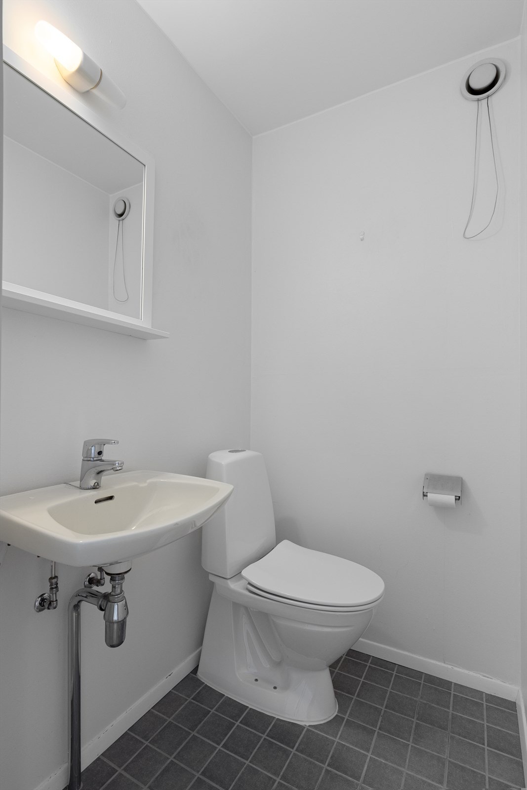 Separat toalettrom - ved eventuell oppussing av badet kan bad/toalettrom slås sammen til et funksjonelt familiebad Galleribilde