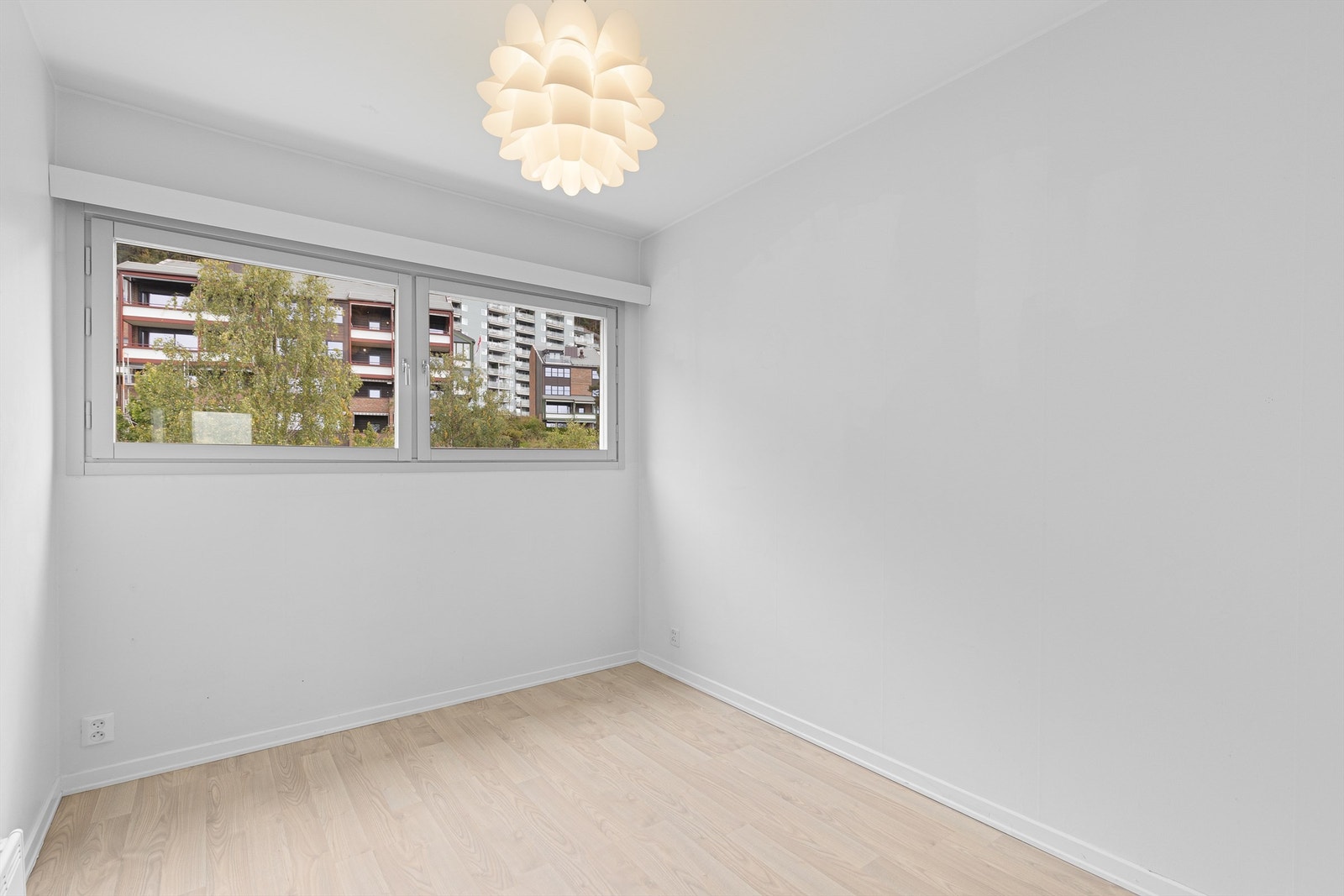 Etasjen har totalt 4 soverom, nok plass til voksne, barn og gjester - dette er soverom 3 Galleribilde
