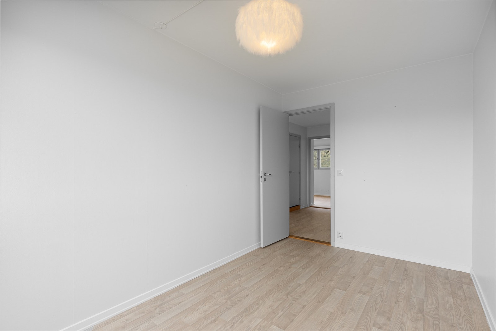 Soverom 2 med plass til seng, garderobeskap og arbeidspult Galleribilde