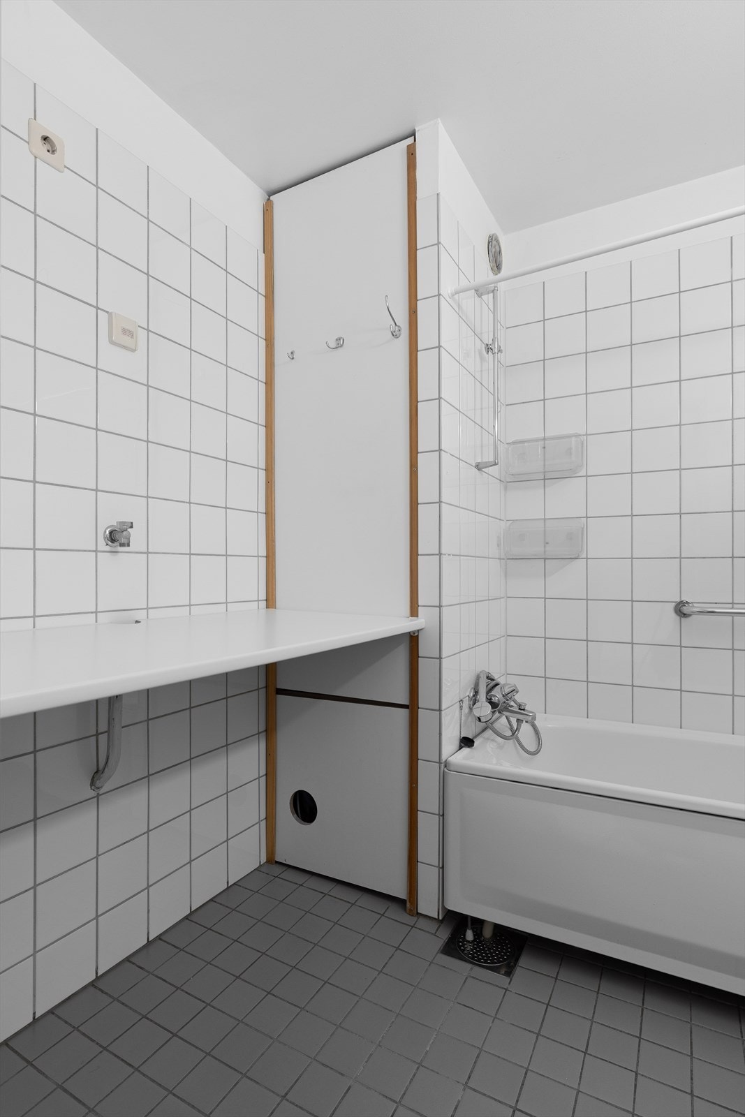 Det er opplegg for vaskemaskin under brettebenk Galleribilde