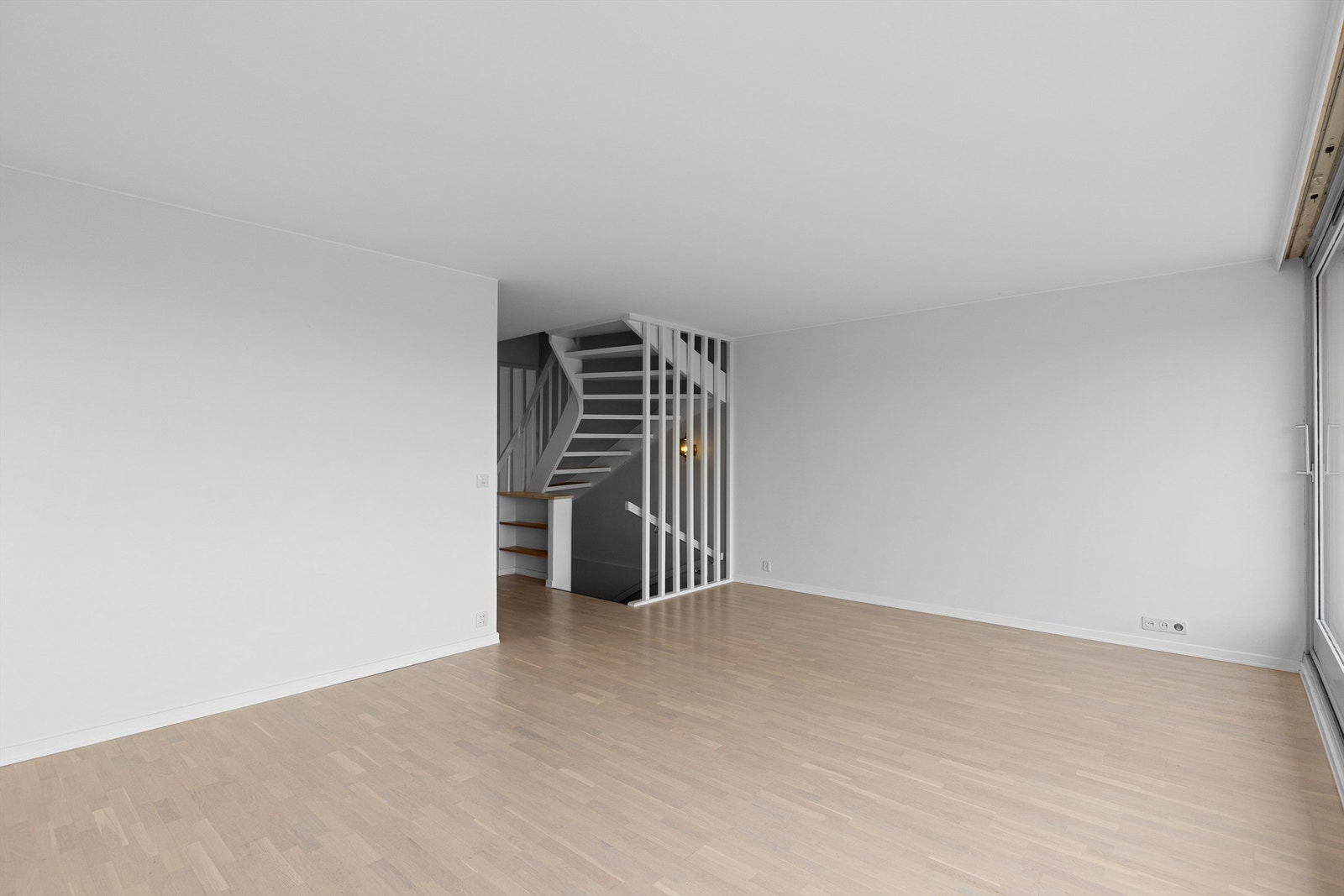 Romslig stue med god plass til stor sofagruppe Galleribilde