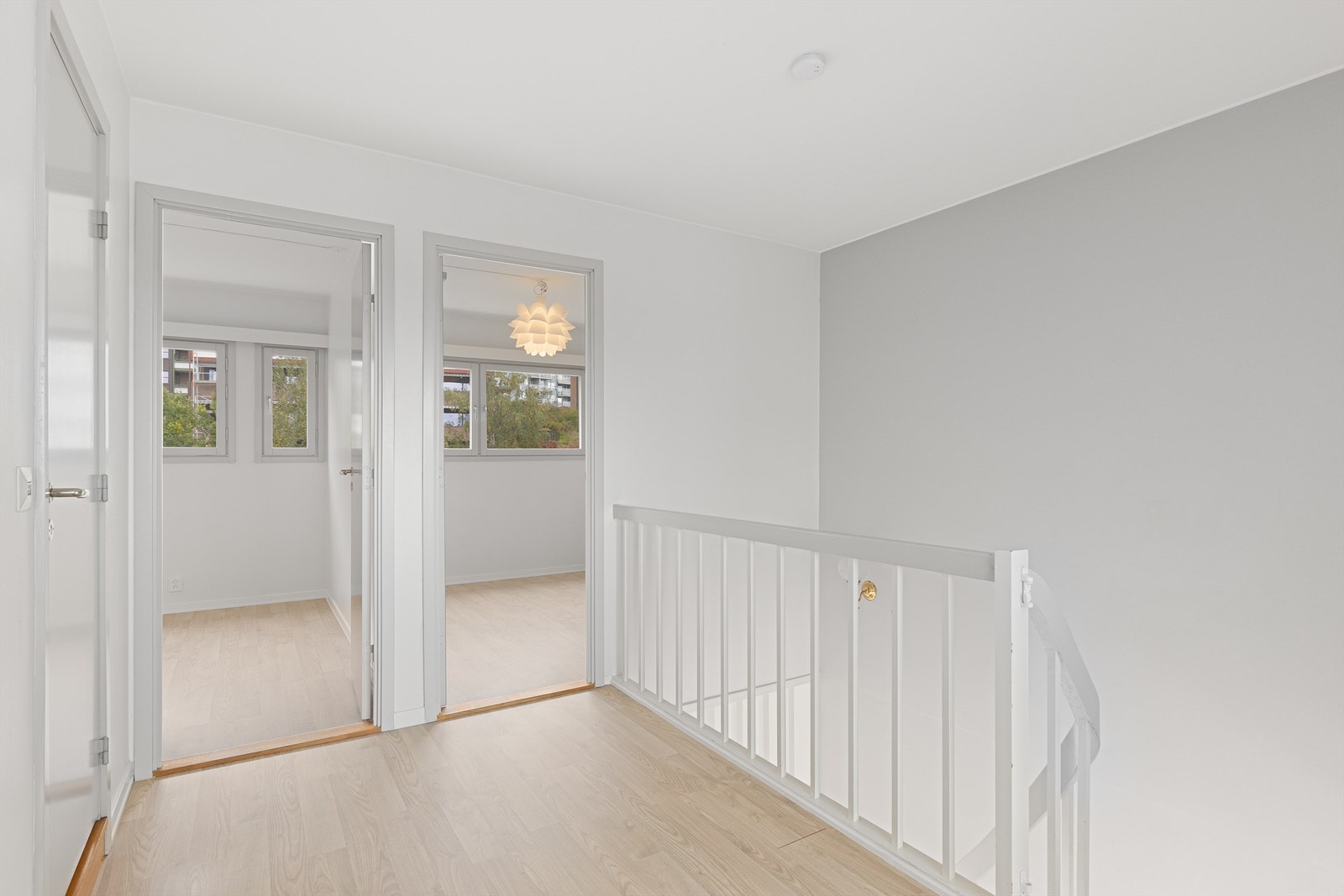 Dersom man har behov for ekstra lagring finnes det mange eksempler fra tilsvarende leiligheter som har bygget bodløsning over trappen Galleribilde