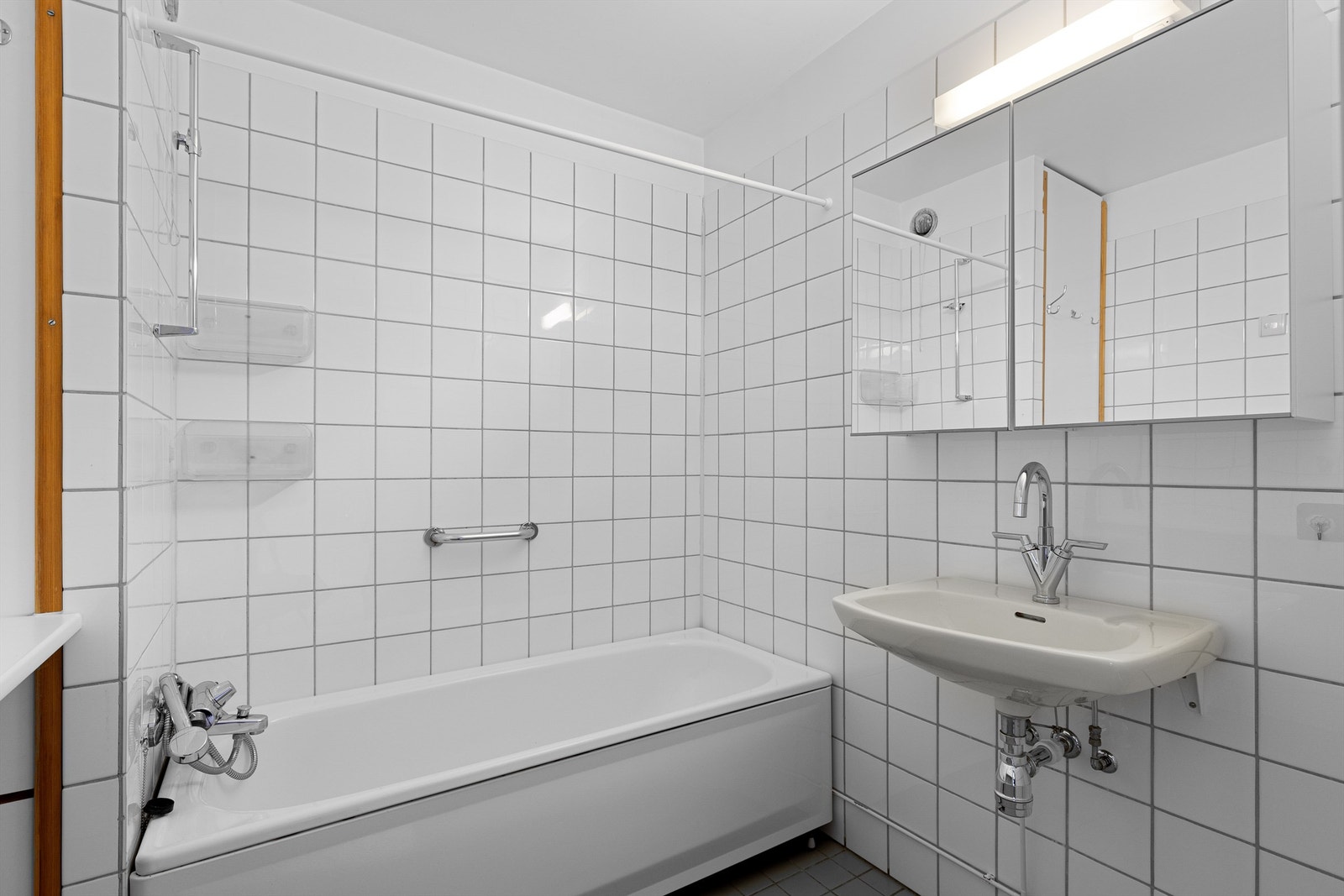 Flislagt bad med badekar Galleribilde