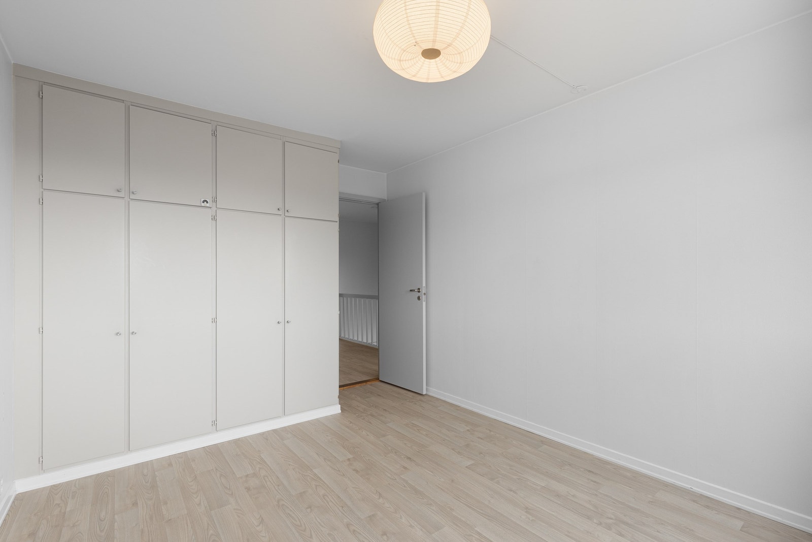 Godt med oppbevaringsplass i plassbygget garderobeskap på hovedsoverommet Galleribilde