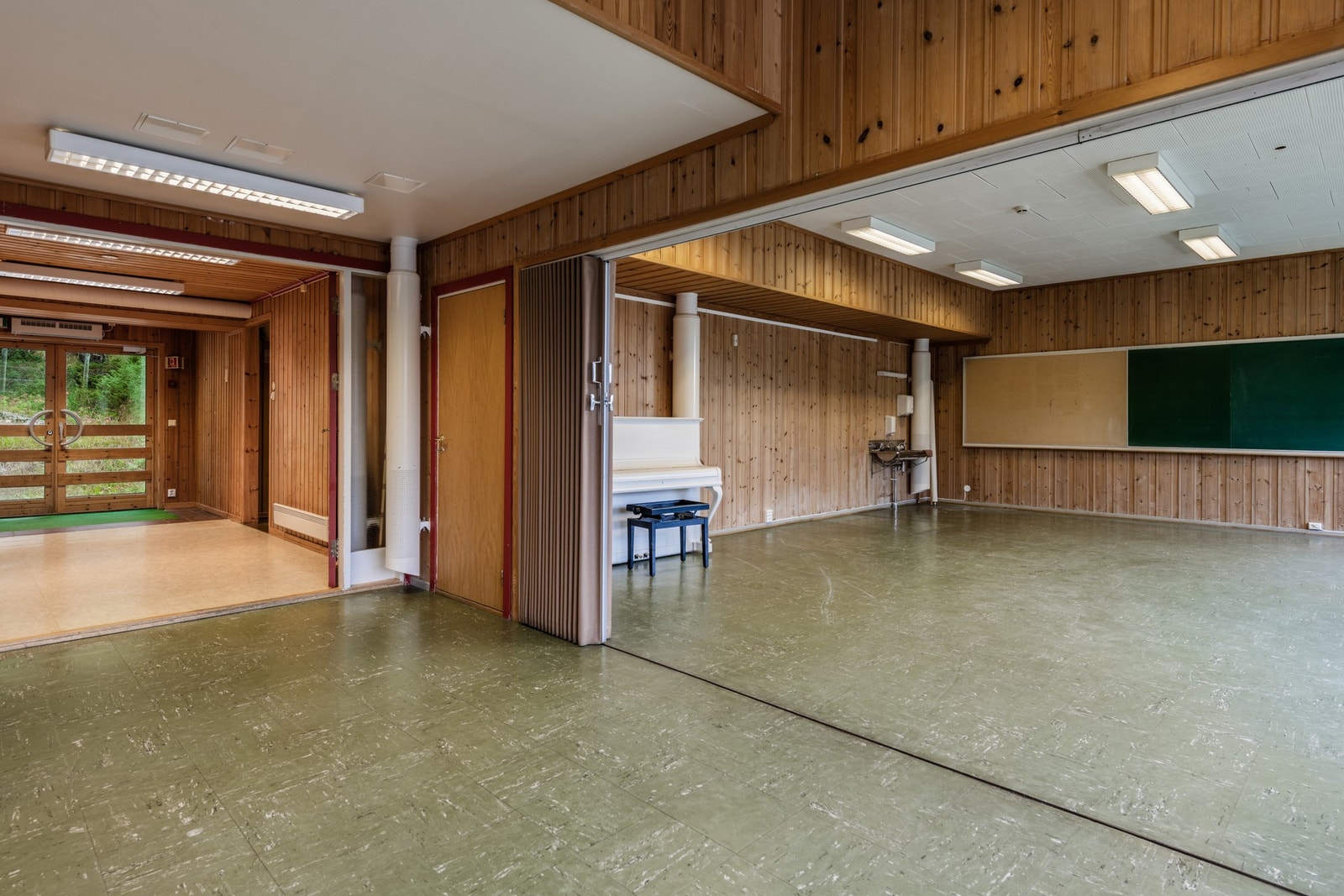 Foldevegger mellom klasserommene gjør det mulig å åpne opp til én stor sal - fleksibelt og praktisk! Galleribilde