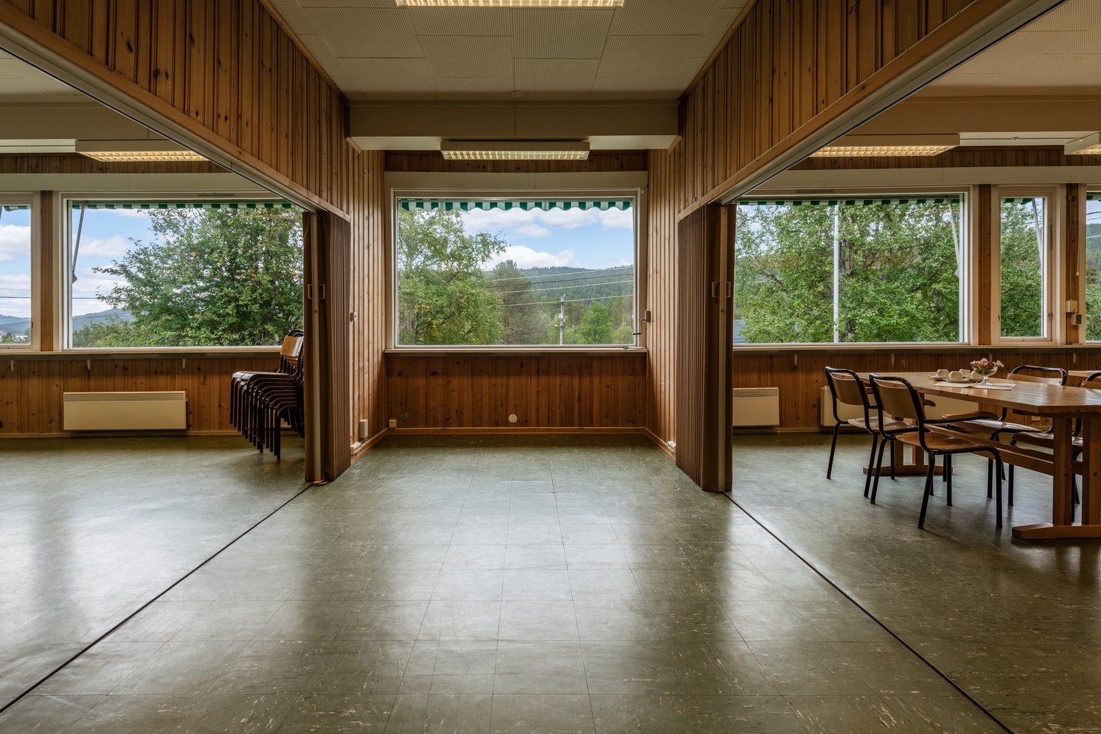 Klasserom og grupperom med foldevegger mellom Galleribilde