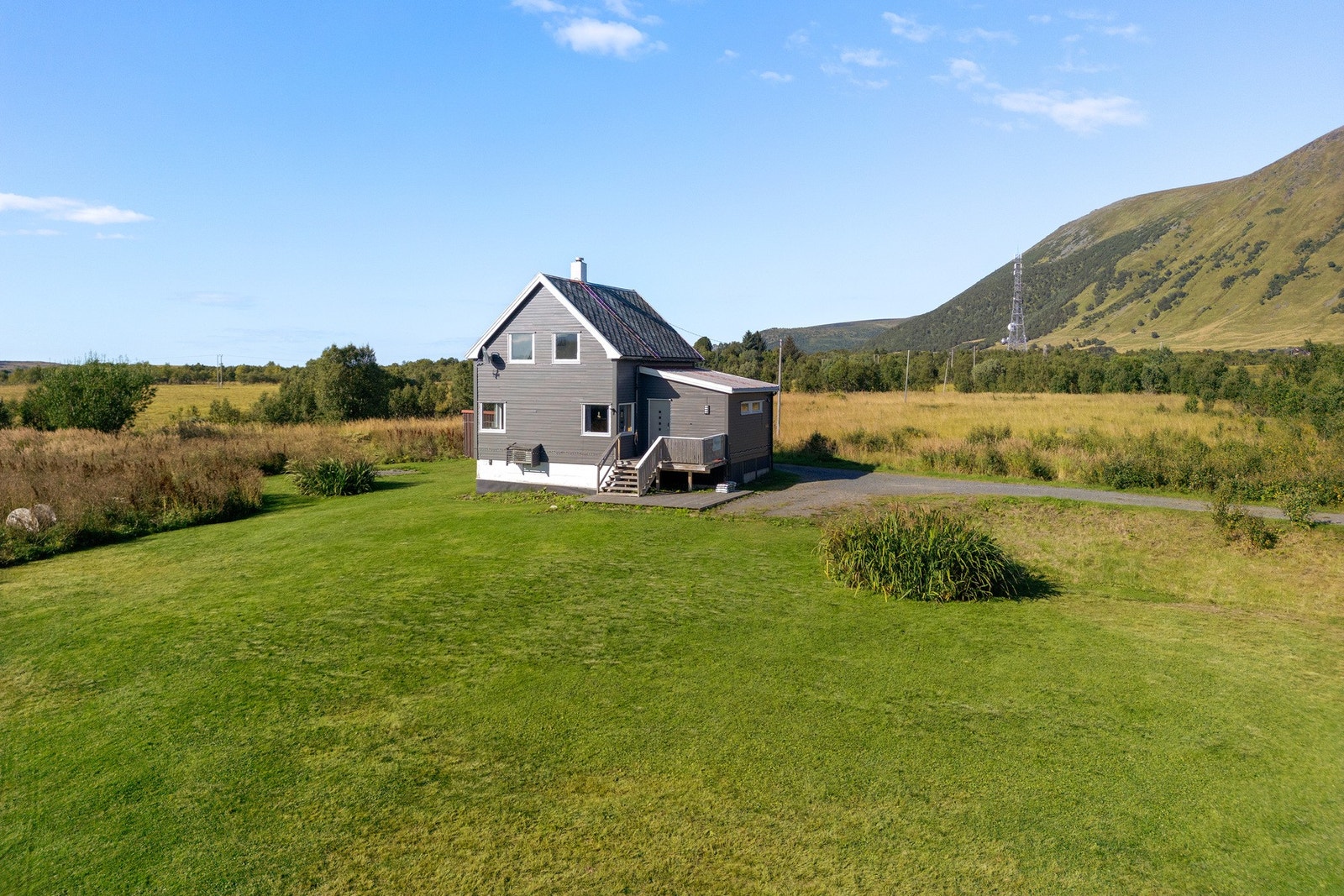 Her får du en romslig tomt med plass til hage, lek og uteaktiviteter. Galleribilde