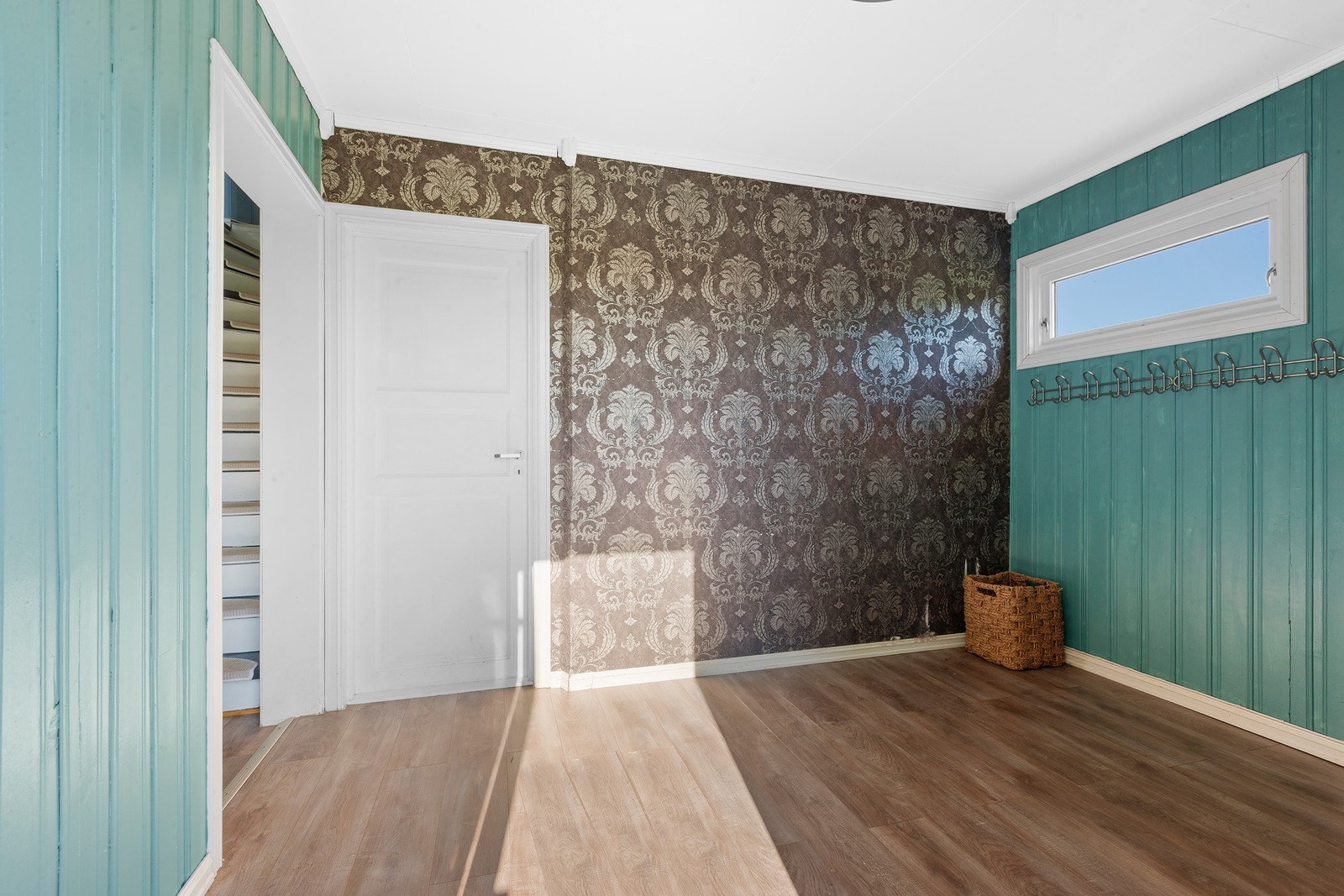 Romslig gang med god plass til å henge fra seg yttertøyet. Galleribilde