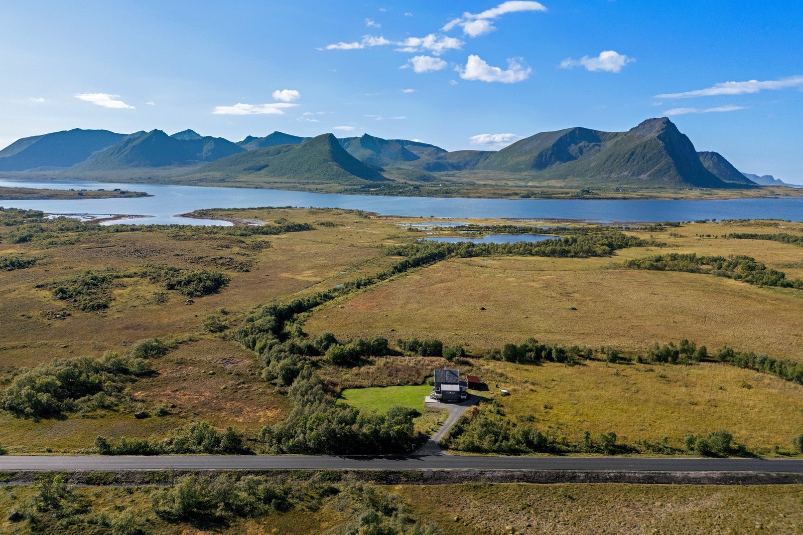 Eiendommen byr på en fin utsikt utover landskapet og sjøen. Galleribilde