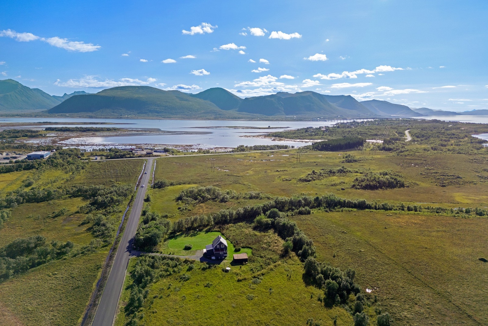 Tomta er på ca. 36 mål og strekker seg Galleribilde