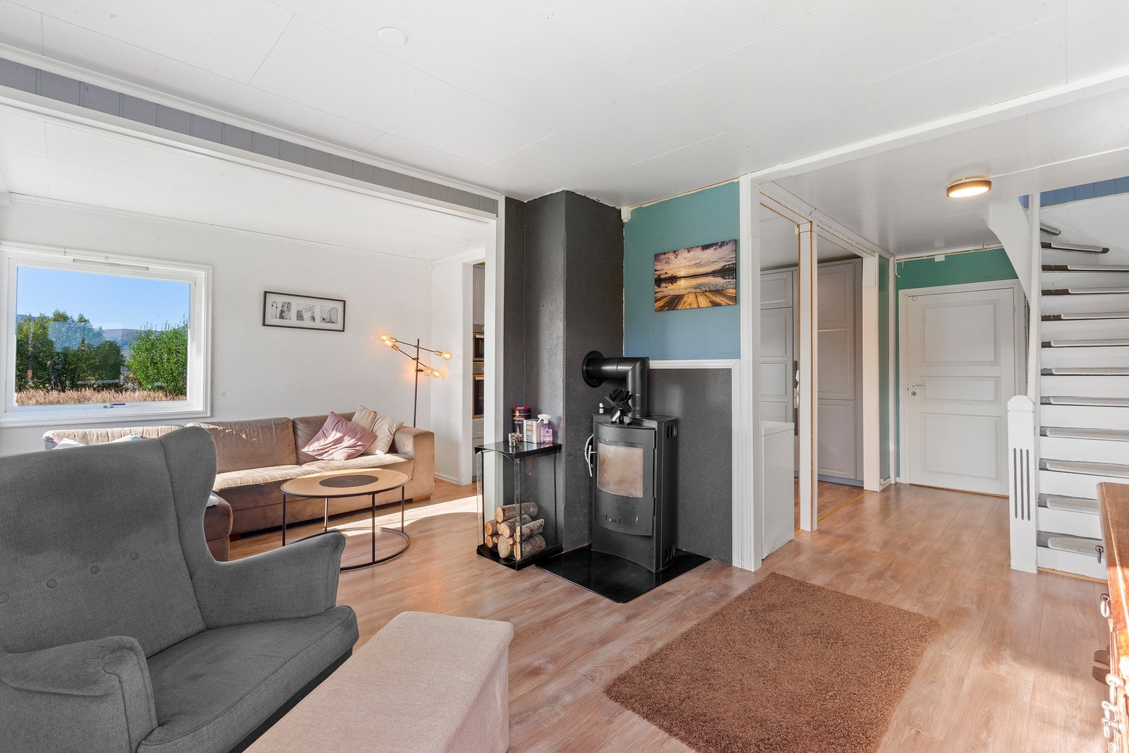 Stue med trapp som leder deg opp til gang og 2 soverom. Galleribilde