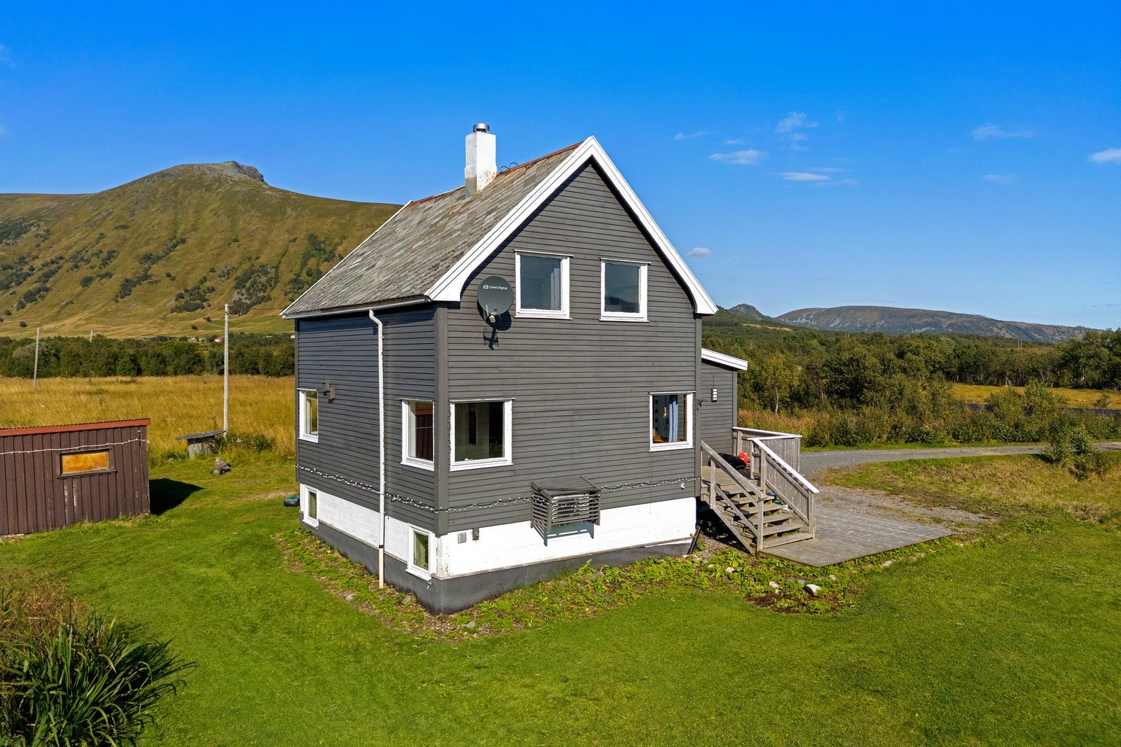 Tomten ved boligen er pent opparbeidet med plen. Galleribilde