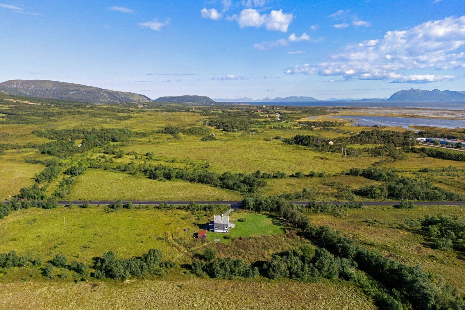 Eiendommen ligger landlig til i naturskjønne omgivelser på Bjørnskinn i Andøy kommune. Galleribilde