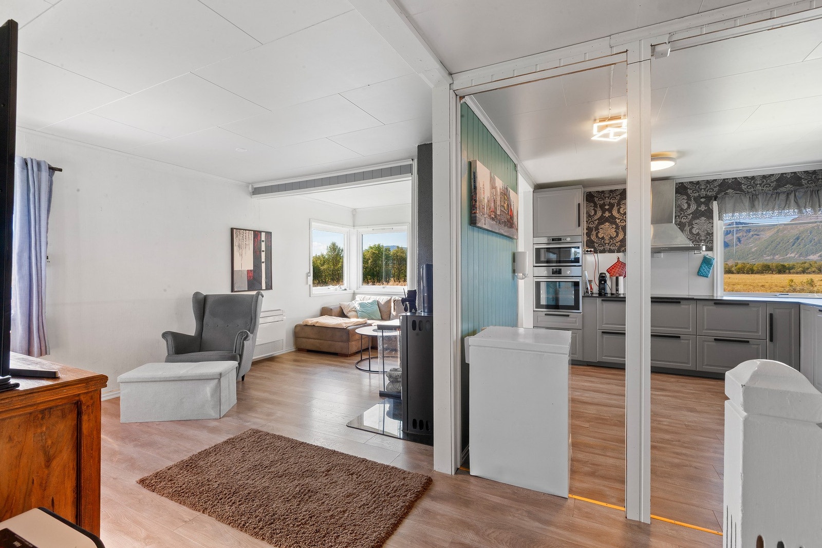 Delvis åpen løsning mellom stue og kjøkken. Galleribilde