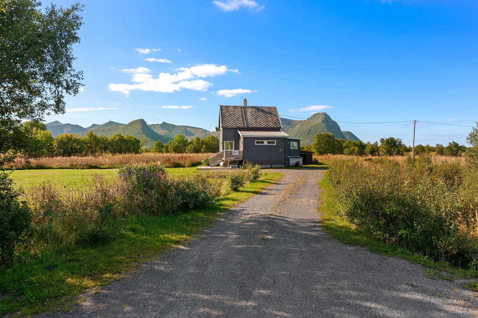 Gruset innkjørsel. Galleribilde