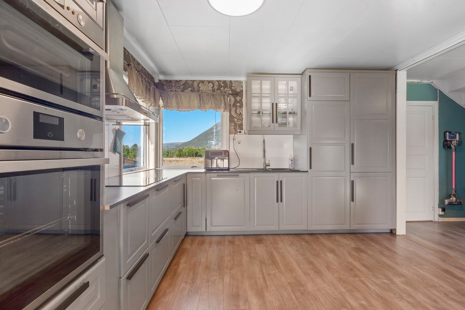 Oppvaskmaskin, komfyr, platetopp, Micro og kjøleskap medfølger. Galleribilde