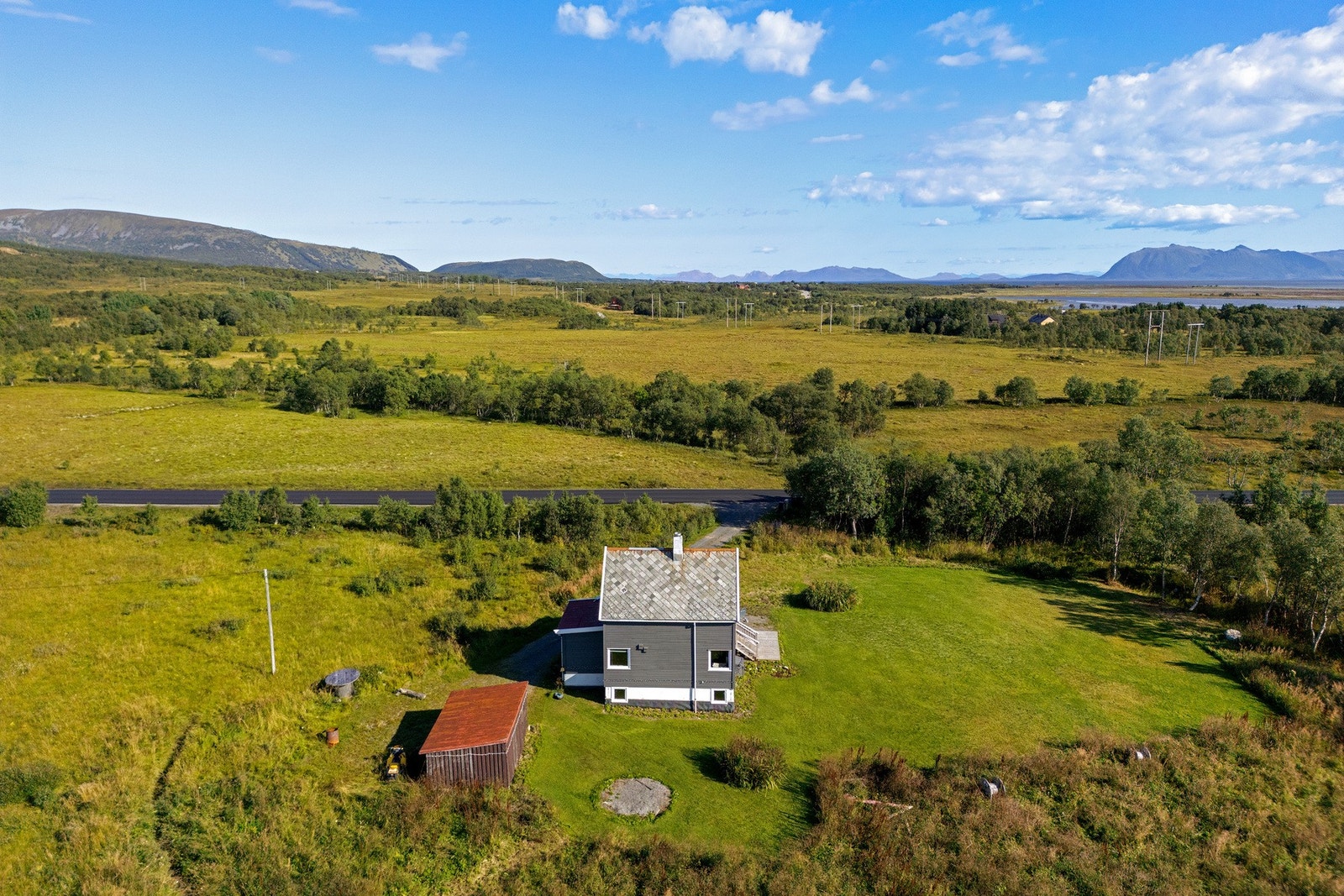 Eiendommen ligger like nord for Risøyhamn. ca. 200 m. fra veikrysset mot Bjørnskinn. Galleribilde