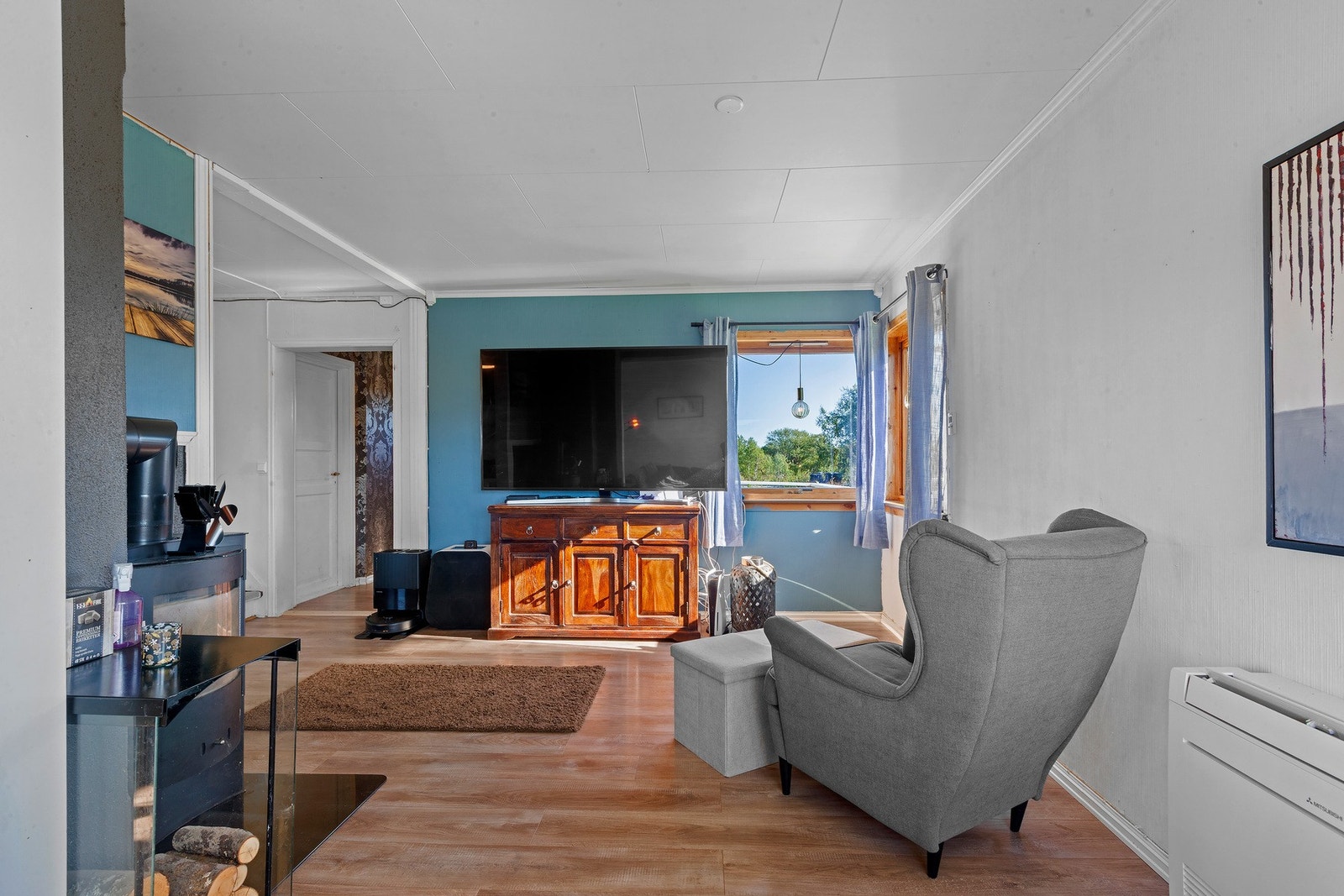 Stuen har både vedovn og varmepumpe som gir en lun og fin varme. Galleribilde