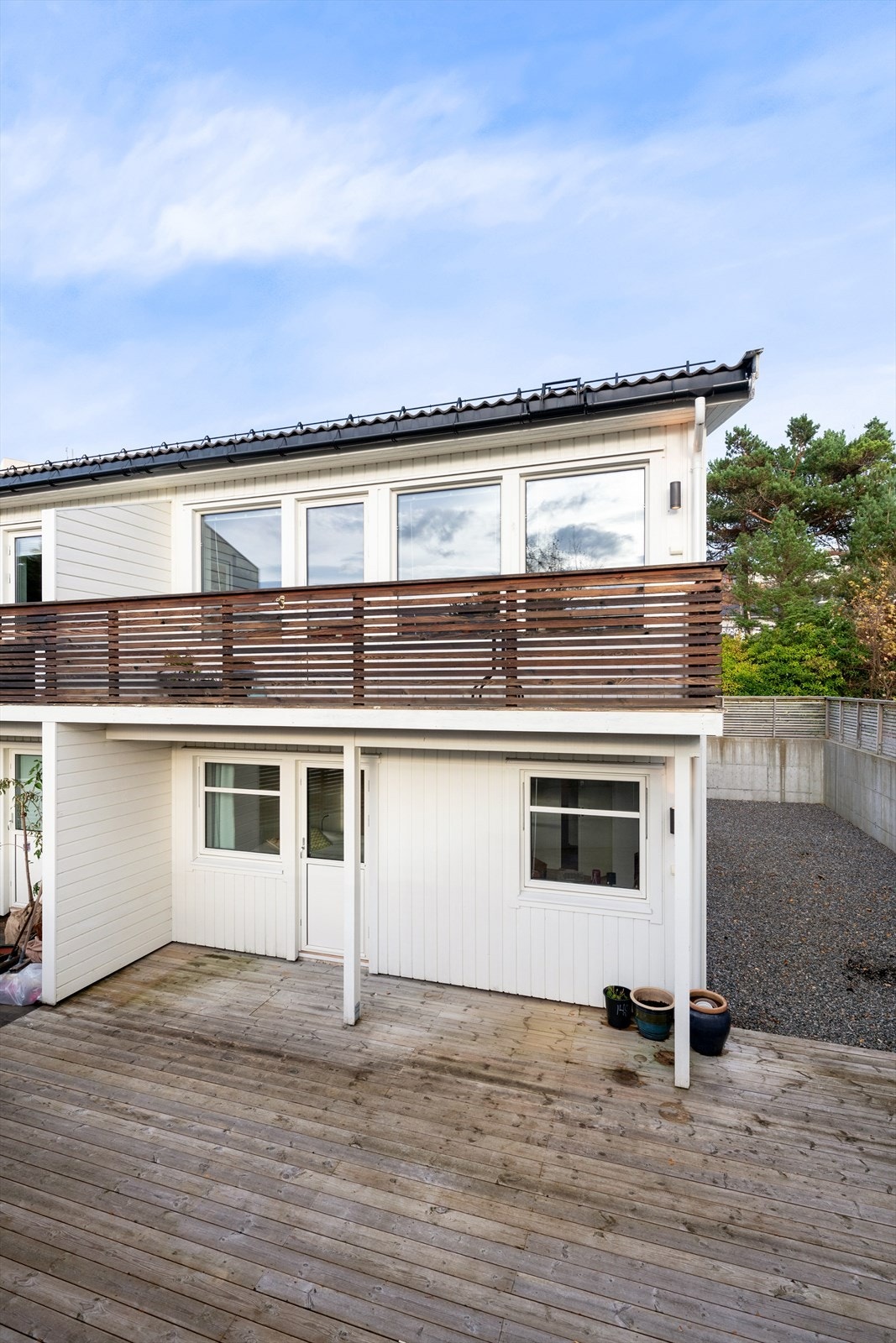 Romslig terrasse med god plass til møbler og grilling. Galleribilde