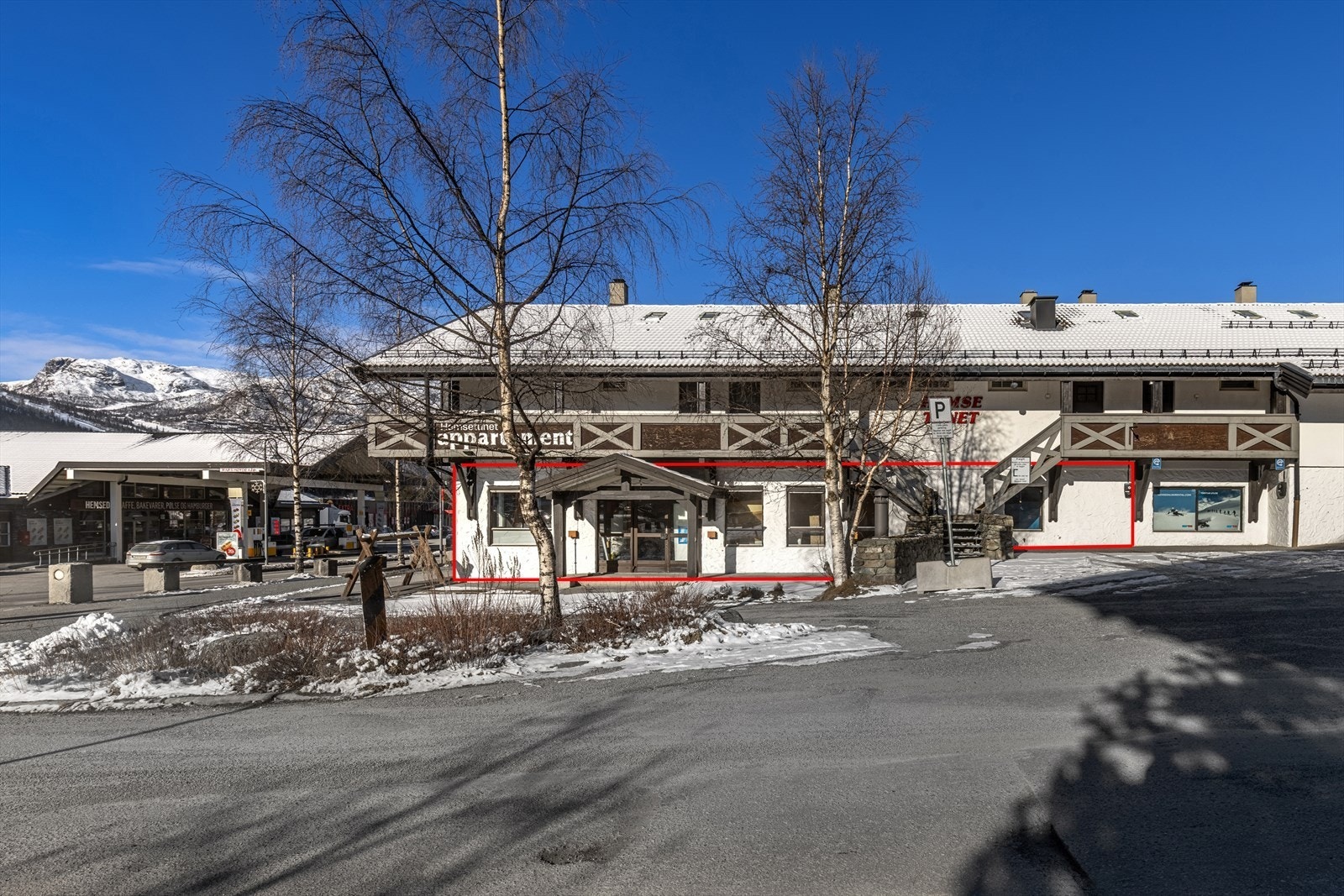 Romslig næringsseksjon på gateplan. Galleribilde