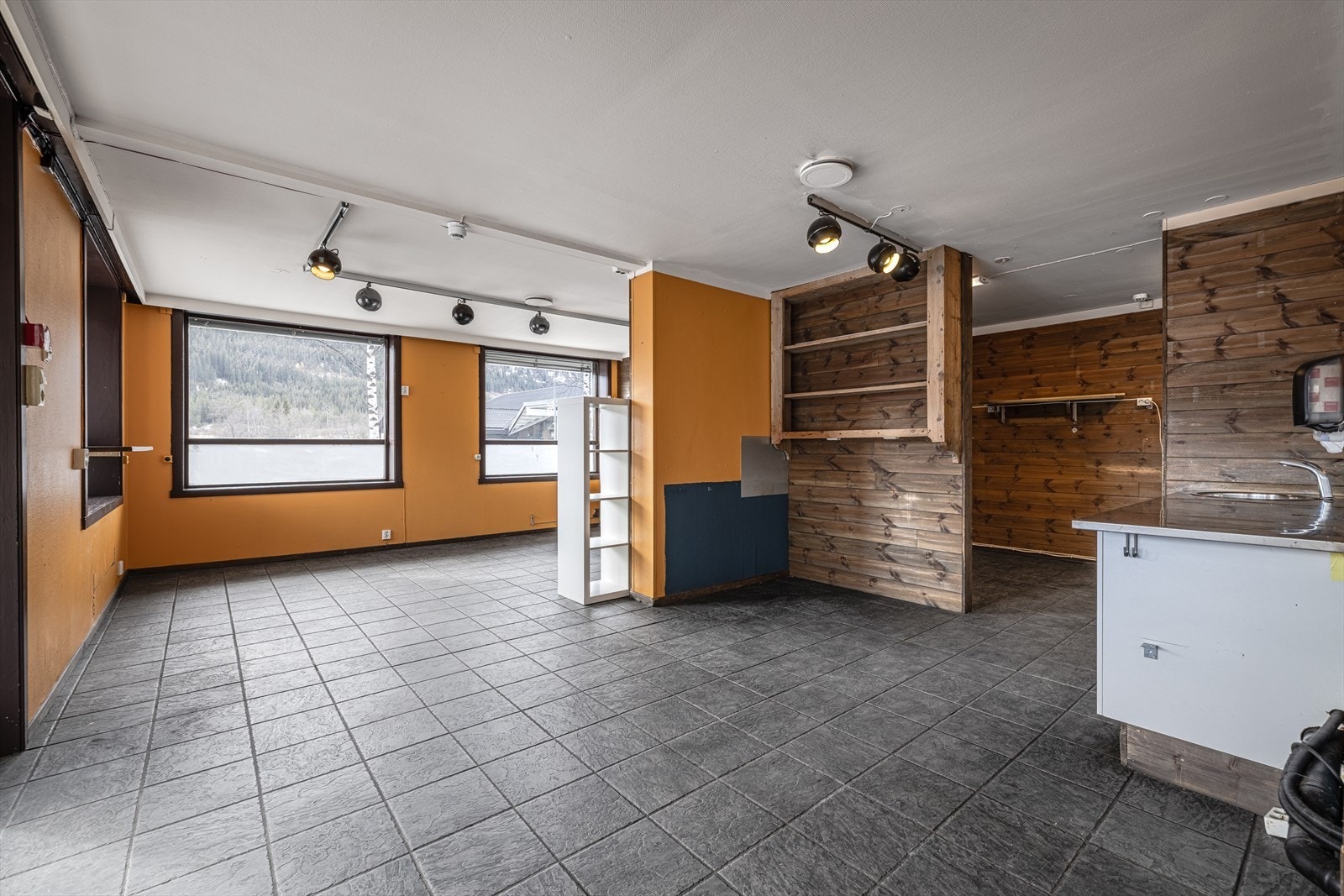 Himlingen er senket, så det er potensiale for større innvendig takhøyde/himling. Galleribilde