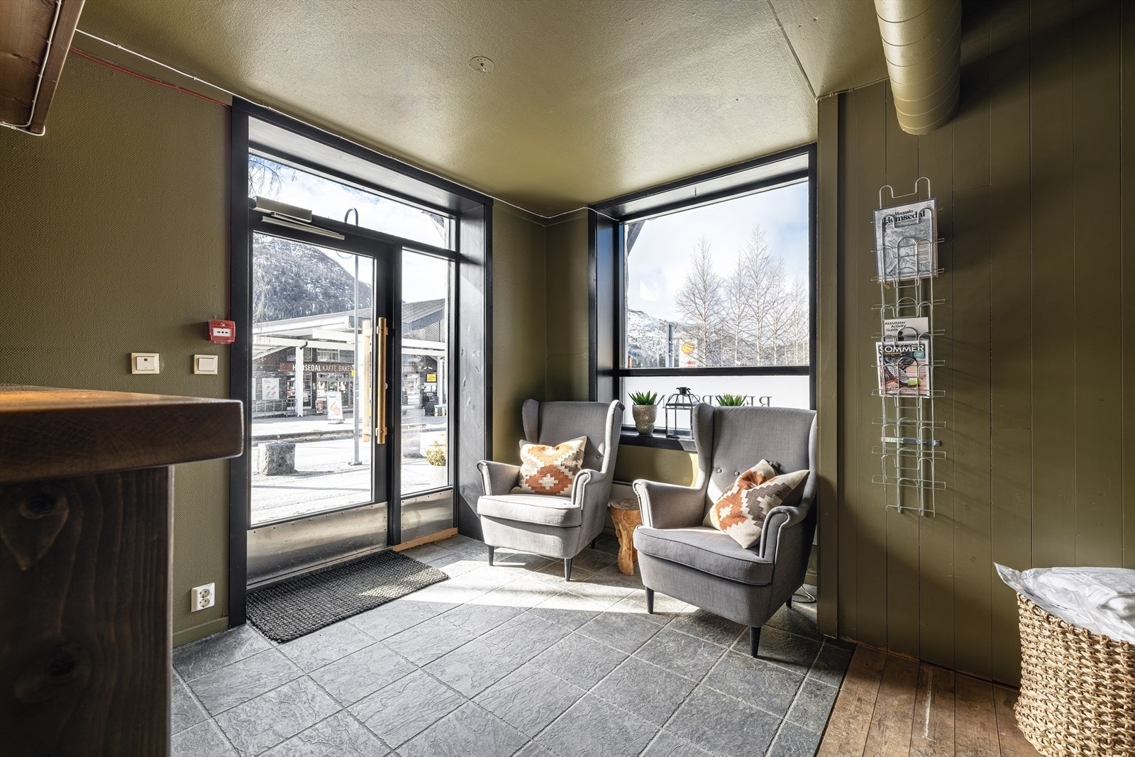 "Resepsjonen" har blitt benyttet som resepsjon og kontor for utleie av Hemsetunet Apartments. Noen av leilighetene befinner seg over næringsseksjonen. Galleribilde