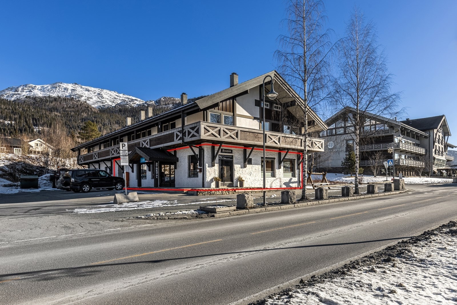 Beliggenhet midt i hovedgaten. Galleribilde