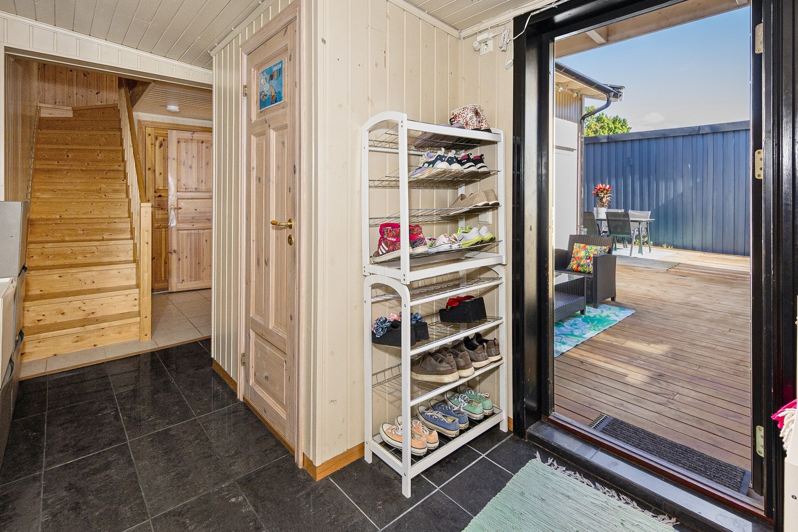 Entre. Megler gjør oppmerksom på at rommet ikke er godkjent hos kommunen. Galleribilde