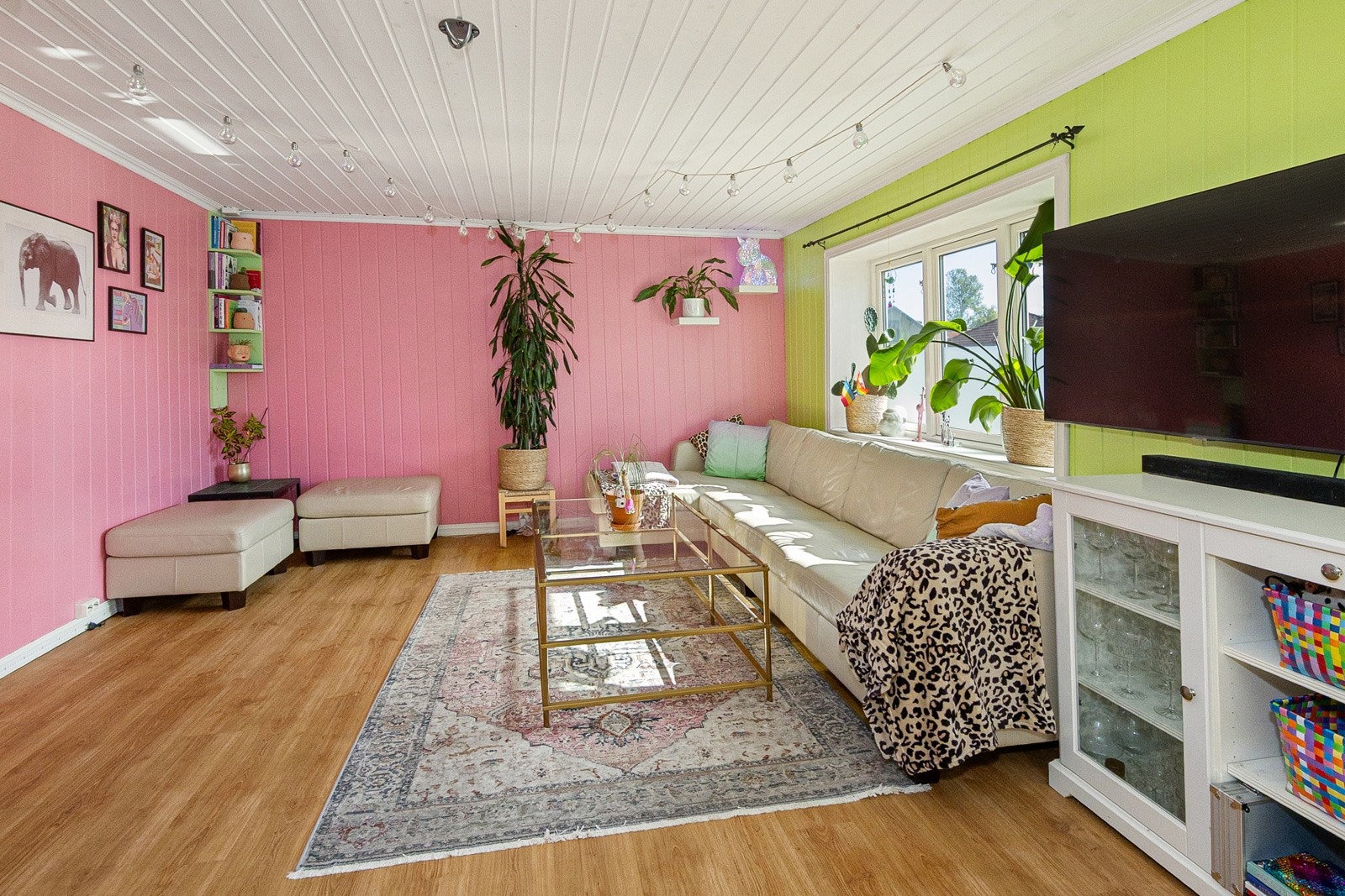 Stue med plass til sittegruppe. Galleribilde