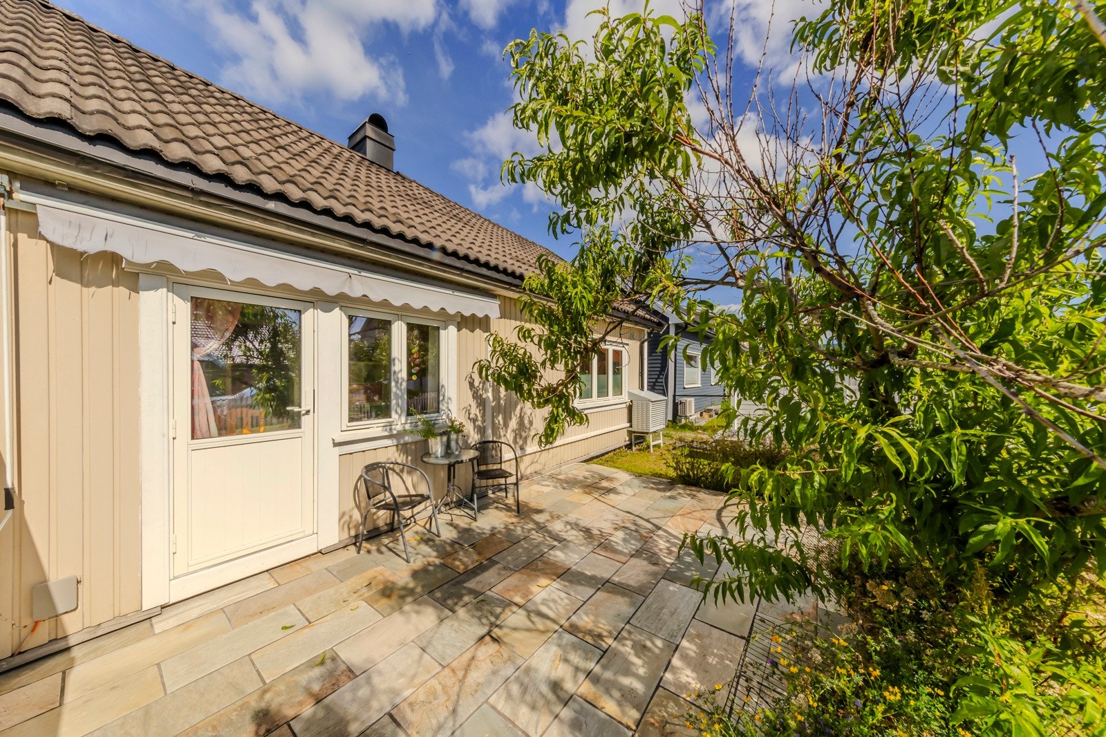 Steinbelagt uteplass på fremsiden av huset. Galleribilde