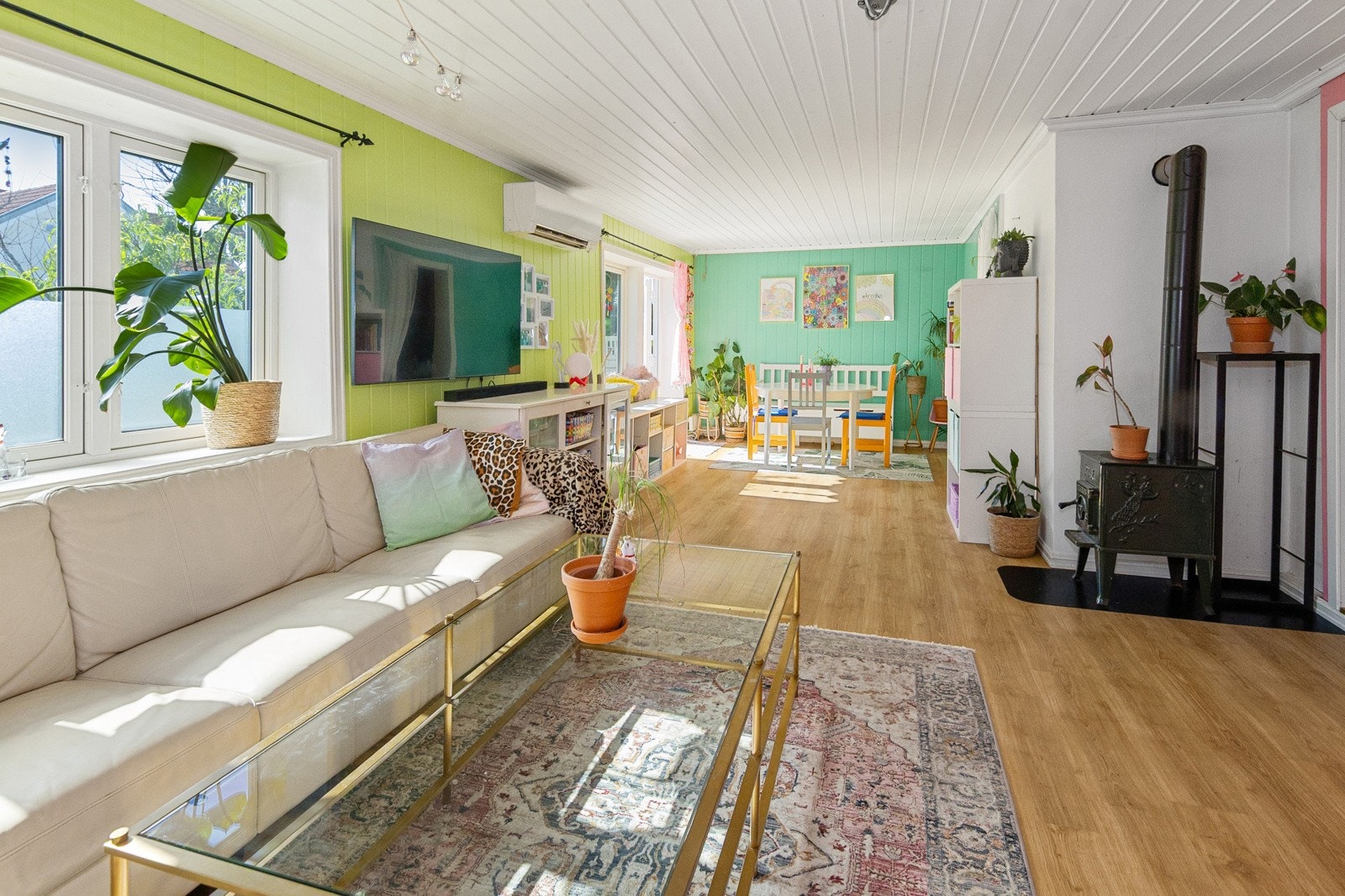 Stue med ovn til kalde vinterdager. Galleribilde